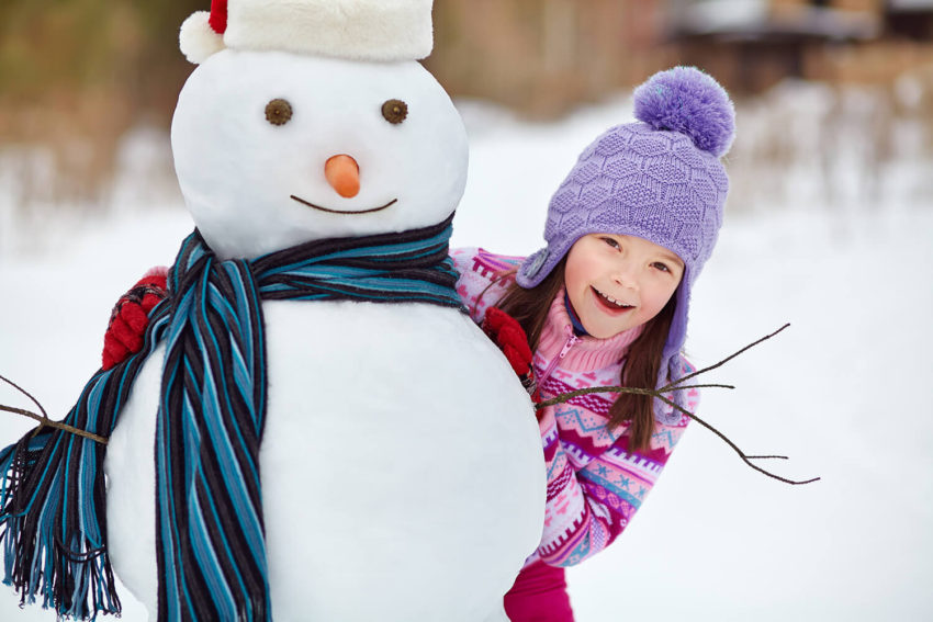 Feuchtschnee ist bei Kinder beliebt um Schneemänner oder Schneebälle zu bauen. (c) shutterstock/Evgeny Bakharev