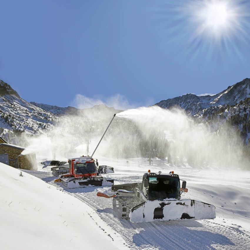 Mithilfe von Kunstschnee kann früher in die Ski-Saison gestartet werden. (c) shutterstock/Oniona_studio