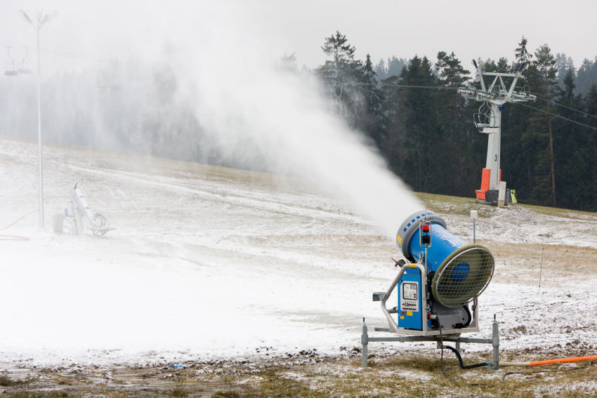 Mithilfe von Schneekanonen wird der Kunstschnee auf der Skipiste verteilt. (c) shutterstock/Rafal Olechowski