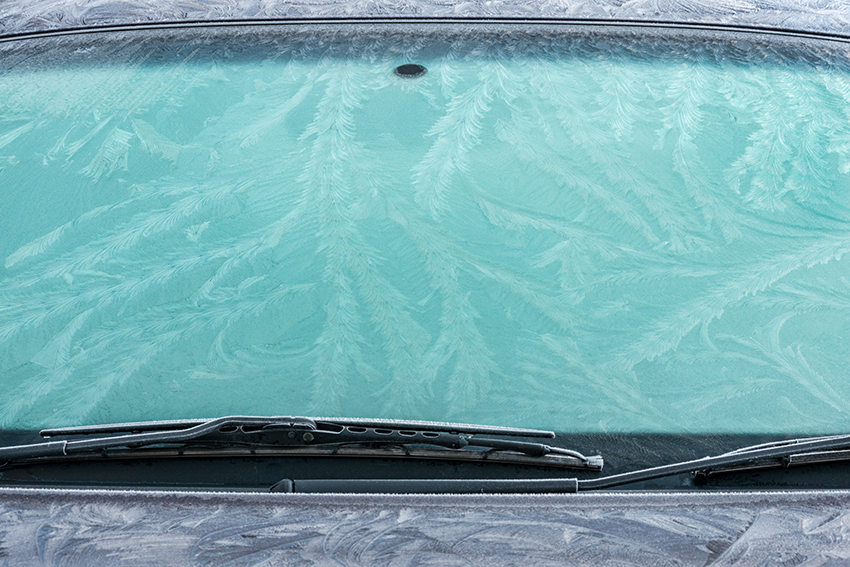 Früher aufstehen und Eis kratzen heißt es für Autofahrer. (c) shuttersock/bearacreative