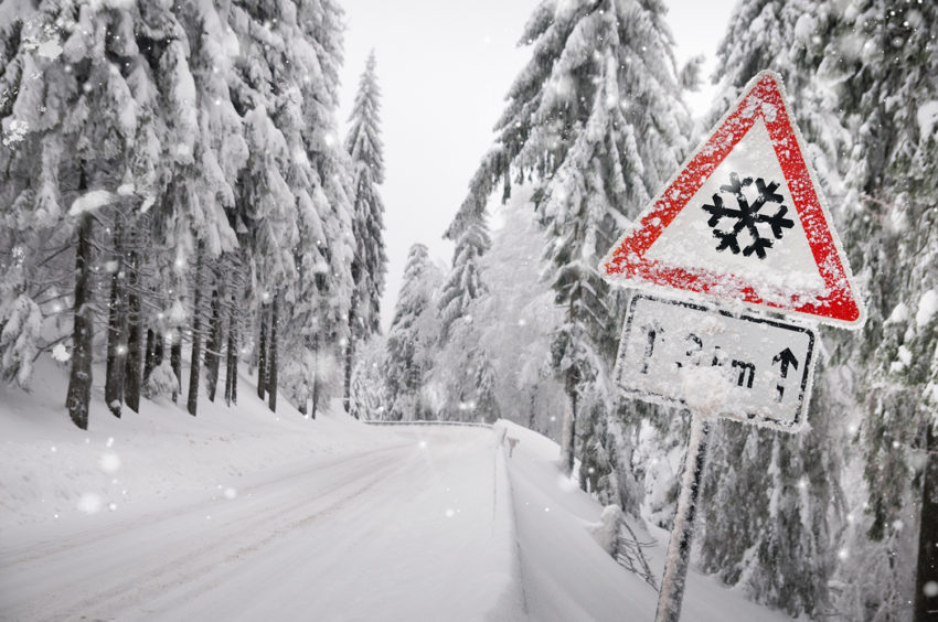 Erhöhte Vorsicht bitte auf den Straßen und in den Bergen. Neben Schneefahrbahn gibt es auch erhöhte Lawinengefahr. (C) shutterstock/Igor Link