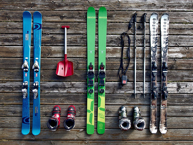 Ski-Ausrüstung auf einem Holzboden.