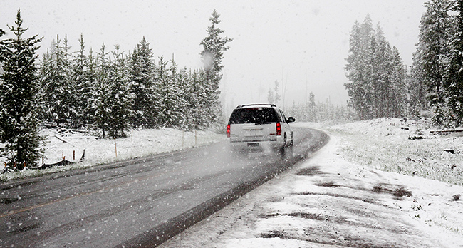 Auto auf einer nassen Straße im Winter.
