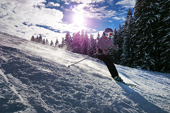 Frau beim Skifahren.