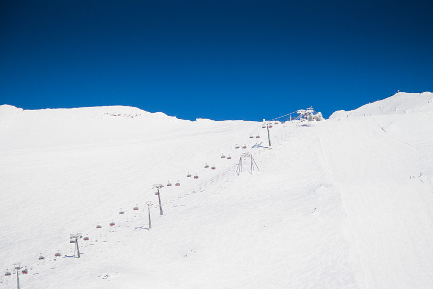 Skigebiet mit Sesselliften.