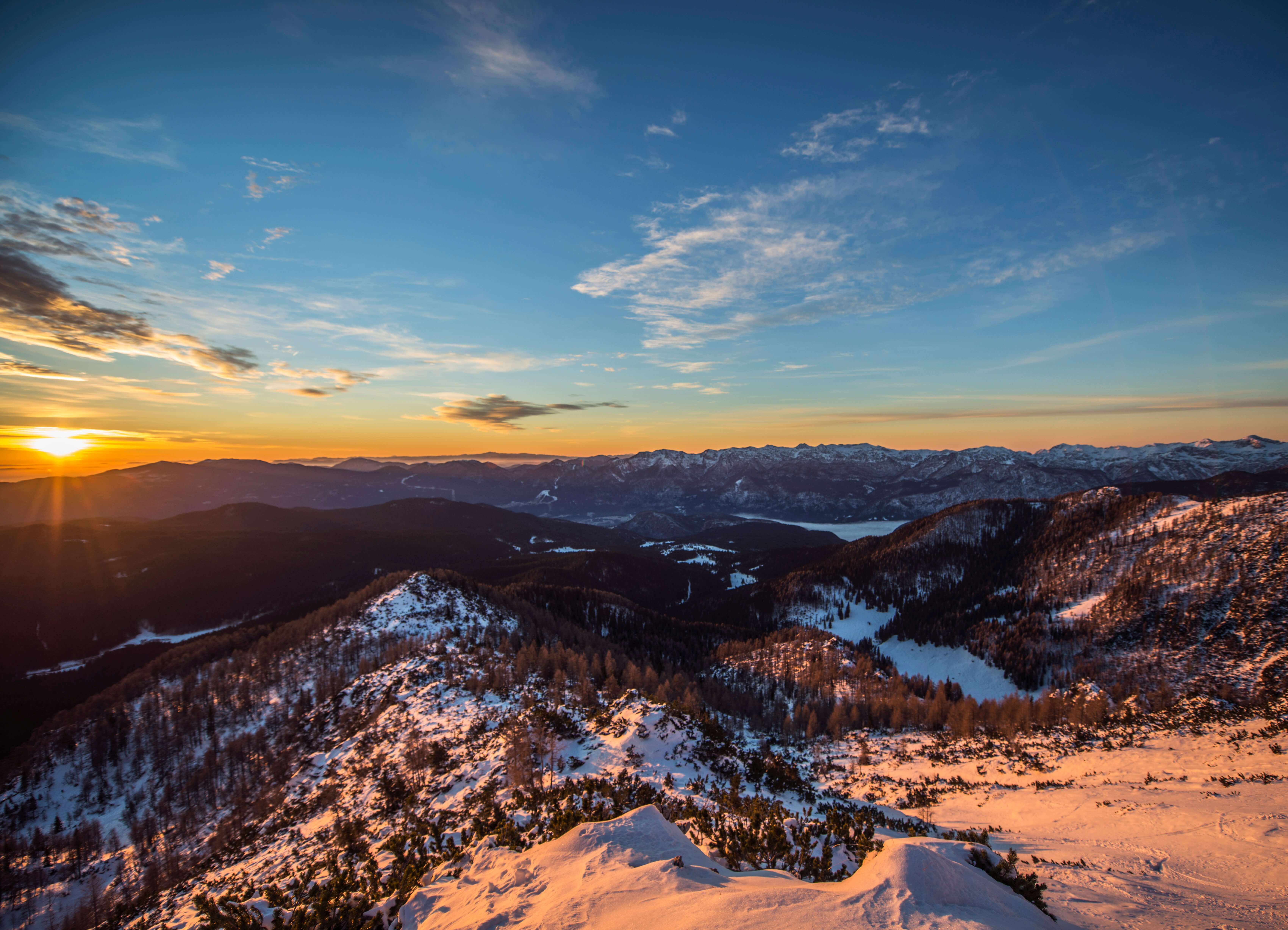 Schneebedeckte Berge bei Sonnenuntergang