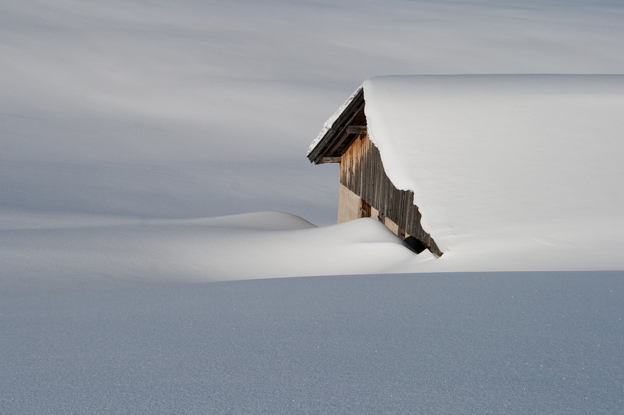 Eingeschneite Holzhütte