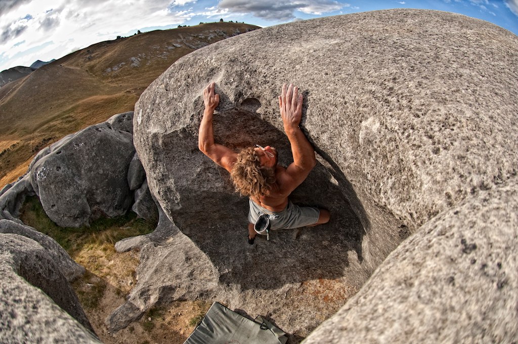 Ein Mann der in freier Natur bouldert (c) flickr / Udo Neumann