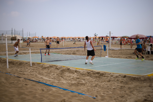 Männer beim Fußballtennis spielen am Strand (c) flickr / Giorgio Minguzzi