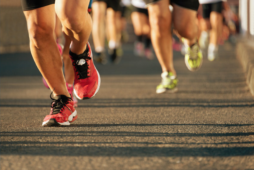 Marathon runners in the evening light (c) Pavel1964 / shutterstock
