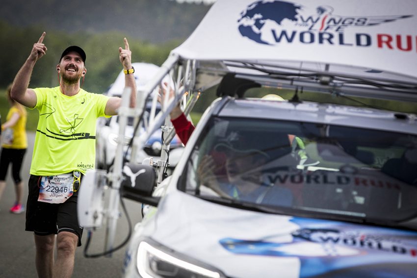 Ein Auto, ein sogenanntes Catcher Car, holt einen Läufer beim Wings vor Life Worldrun ein. Foto: Wings for Life World Run/Samo Vidic