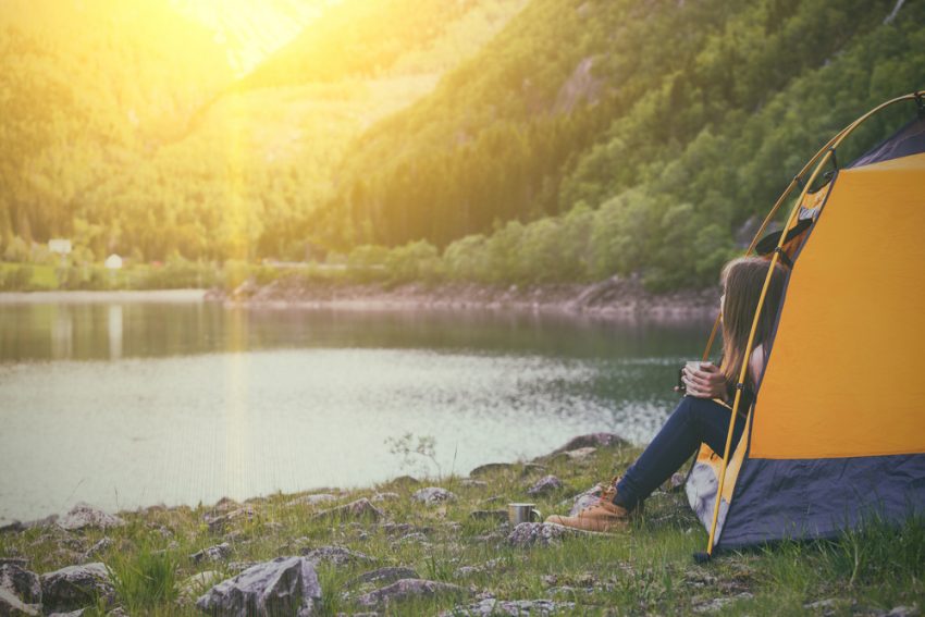 A tent in front of a lake. (c) Mostovyi Sergii Igorevich / shutterstock