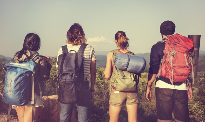 Four young people with different backpacks on a hiking tour. (c) Rawpixel.com / shutterstock