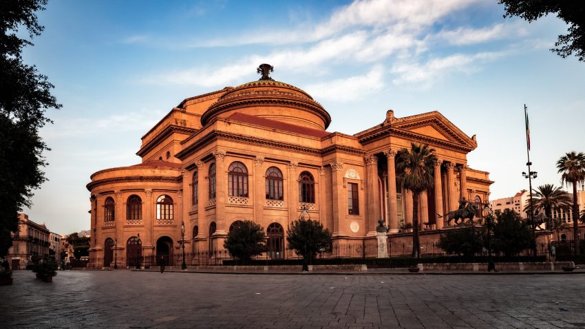 Il Teatro Massimo a Palermo (c) shutterstock.com/Andreas Zerndl