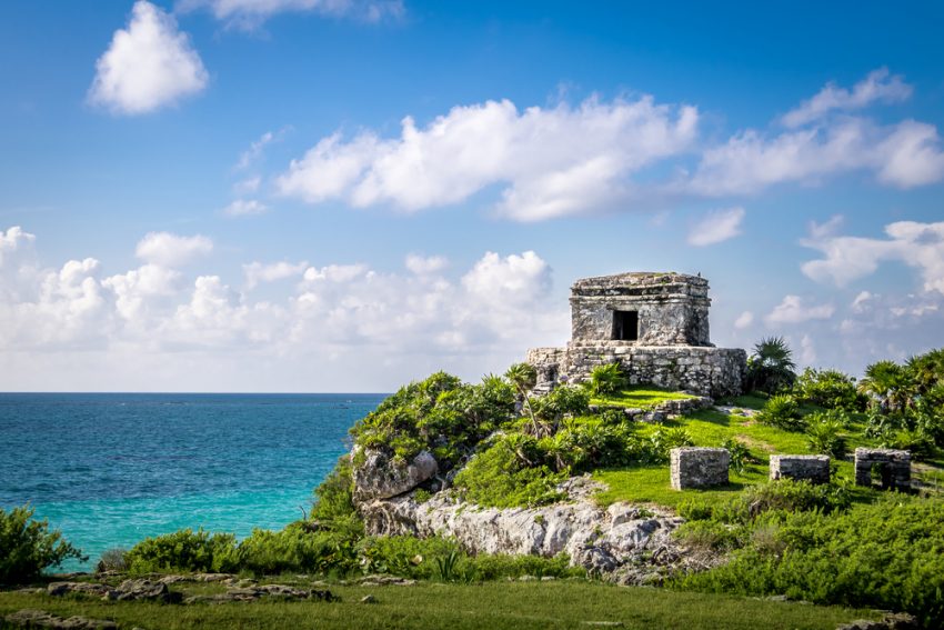 Mayan Ruins of Tulum in Mexico (c) Diego Grand / shutterstock