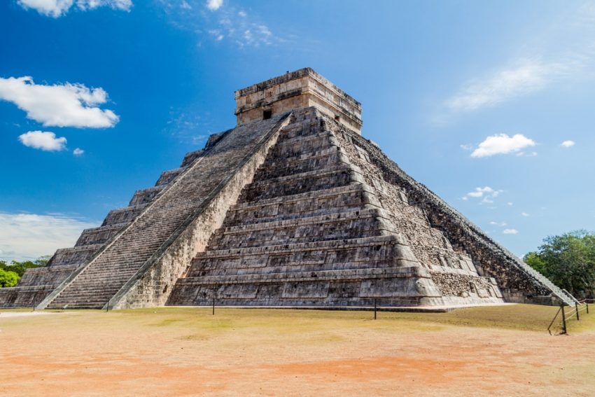 Maya Pyramid in Tikal, Guatemala (c) Matyas Rehak / shutterstock