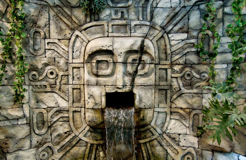 A well of the ancient culture of the Maya (c) Yagujinskaja / shutterstock