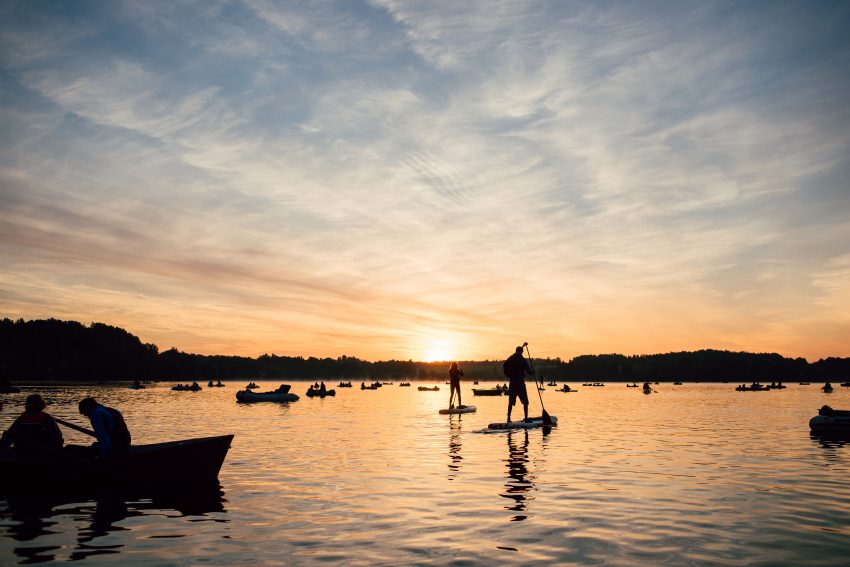 Des personnes qui font du stand-up paddle (c) barnimages