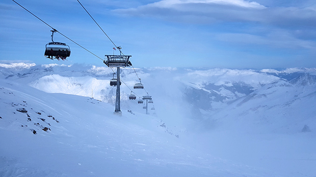 Schnee statt Sommerhitze. Gletscher erlauben Ski fahren und Snowboarden auch im Sommer. 