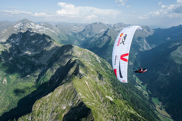 Starker Wind kann die Athleten beim Red Bull X-Alps zwingen, den Weg zu Fuß fortzusetzen, statt mit dem Gleitschirm zu fliegen. Felix Woelk/Red Bull Content Pool