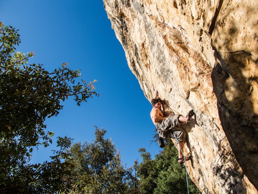 Un homme qui fait de l'escalade (c) Pixabay