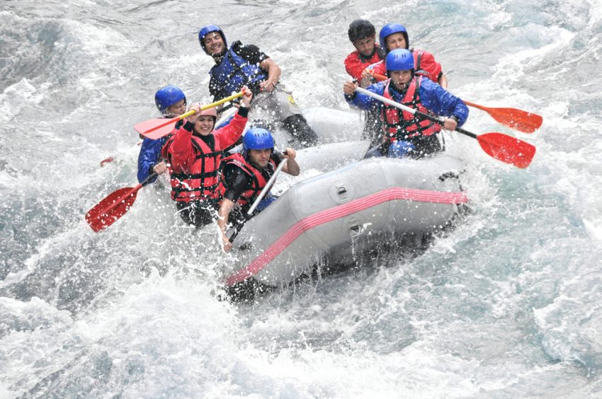 Un grupo de personas haciendo rafting (c) shutterstock.com/Strahil Dimitrov