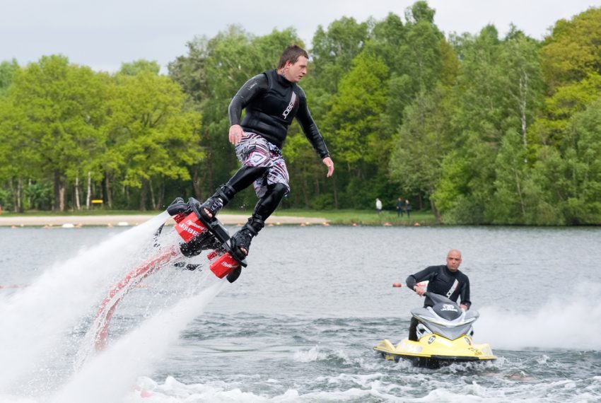 Un hombre haciendo Flyboard (c) shutterstock.com/Robert Hoetink