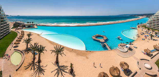 La piscina de hotel más grande del mundo se encuentra en Algarrobo, Chile – Pierre-Yves Babelon / Shutterstock.com