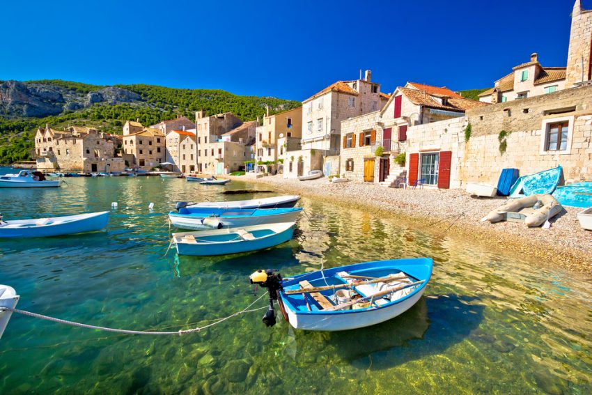 Wunderschönes Fischerdorf in Kroatien (c) shutterstock.com/xbrchx