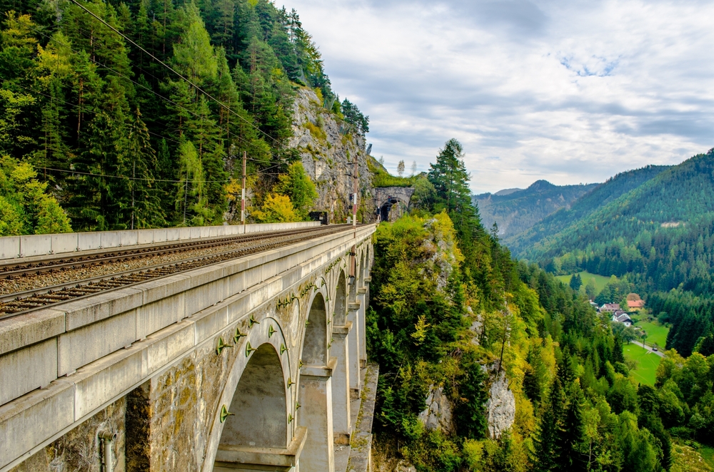 La ligne de chemin de fer de Semmering (c) shutterstock.com/trabantos