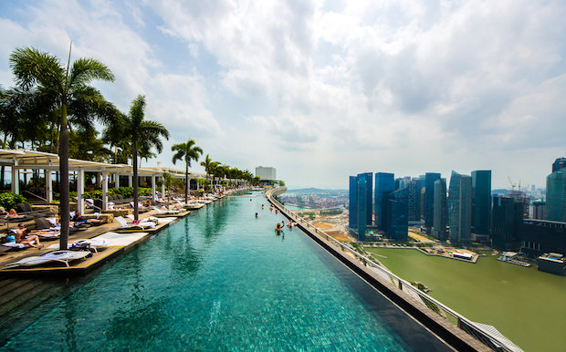 Vue sur Singapour depuis la piscine du Marina Bay Sands Hotel – Marianna Ianovska / Shutterstock.com