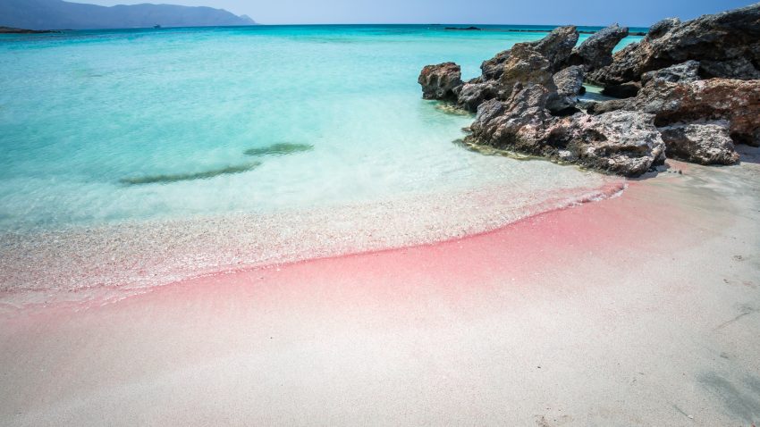 Wunderschöner pinker Sandstrand in Griechenland (c) shutterstock.com/Lucian BOLCA