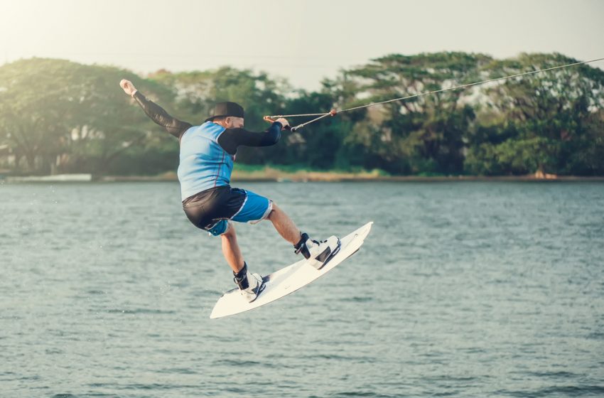 A guy at Wakeboarding (c) shutterstock.com/Natalie magic