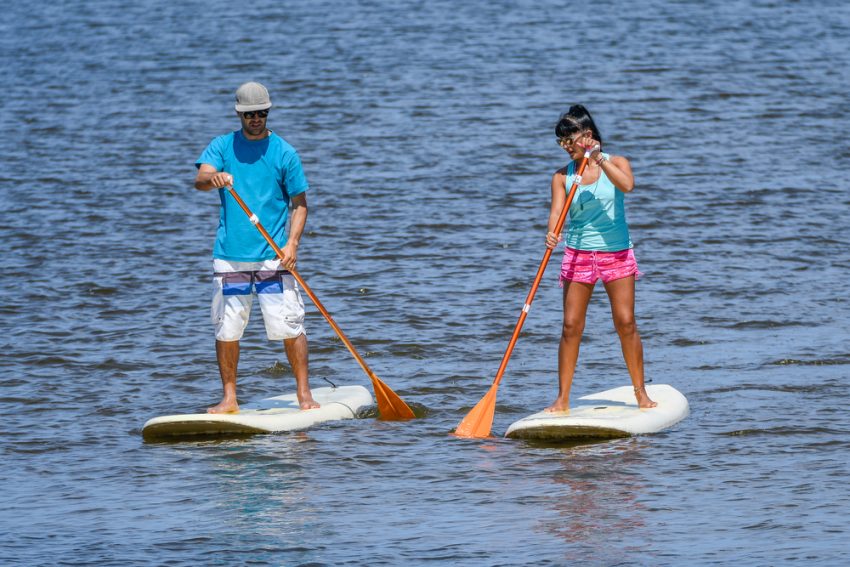 Dos personas practicando surf de remo (c) shutterstock.com/homydesign