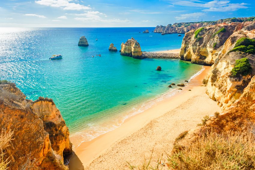 Strand in Portugal mit Klippen (c) shutterstock.com/artem evdokimov