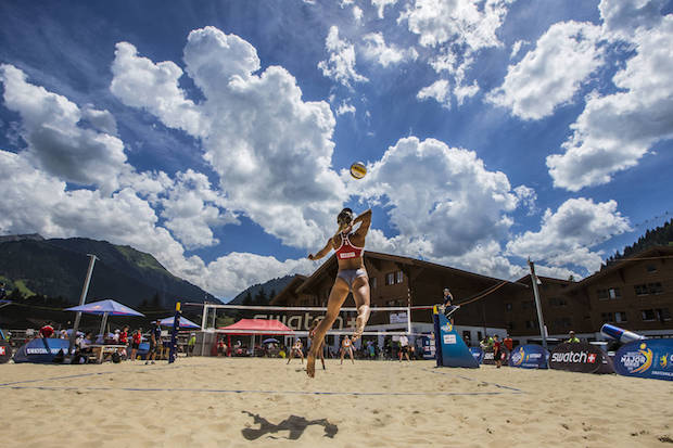 Frau beim Volleyballspielen © Michael Kunkel/ Swatch Beach Volleyball Major Series/ Red Bull Content Pool