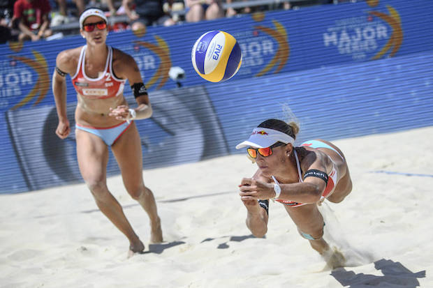 Zwei Volleyballspielerinnen in Gstaad, Schweiz bei den Swatch Beach Volleyball Major Series. (c) © Mihai Stetcu/ Swatch Beach Volleyball Major Series/ Red Bull Content Pool