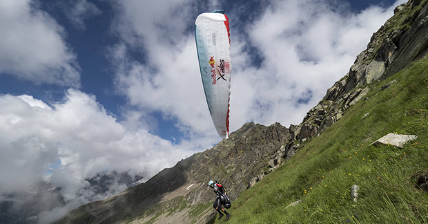 Der Deutsche Sebastian Huber startet spektakulär am Cole del Turlo in Italien. © Vitek Ludvik/Red Bull Content Pool 