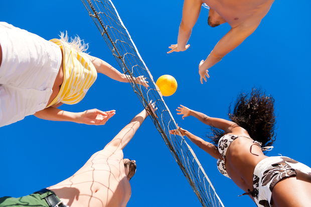 Vier Personen beim Volleyball © shutterstock.com/Kzenon