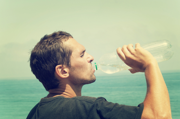 Mann trinkt aus einer Wasserflasche (c) shutterstock.com/Happy monkey