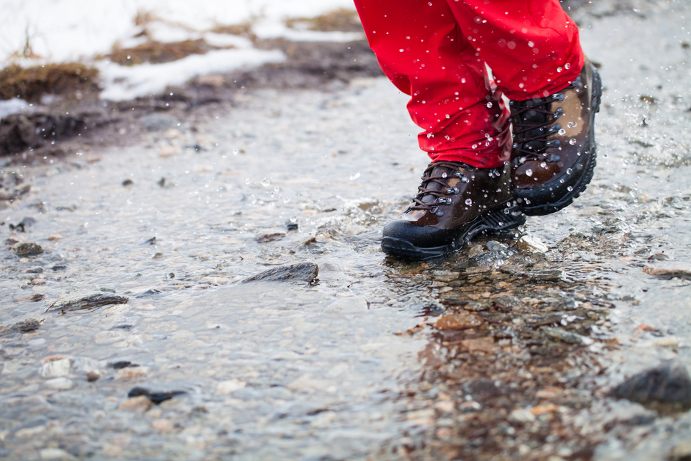 Wanderschuhe im Regen (c) shutterstock.com/PolakPhoto