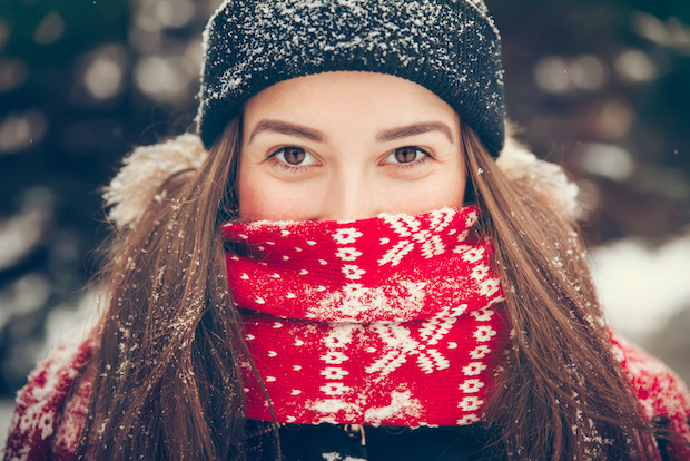 Frau in Winterkleidung (c) shutterstock.com/Elena Efimova