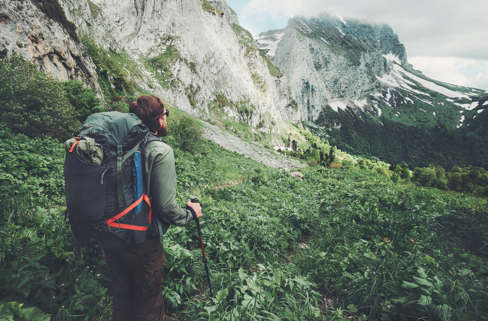 Wanderer in den Bergen (c) shutterstock.com/everst