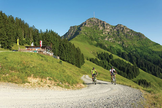 Zwei Mountainbiker auf einer Bergstraße in St. Johann in Tirol. © Franz Gerdl