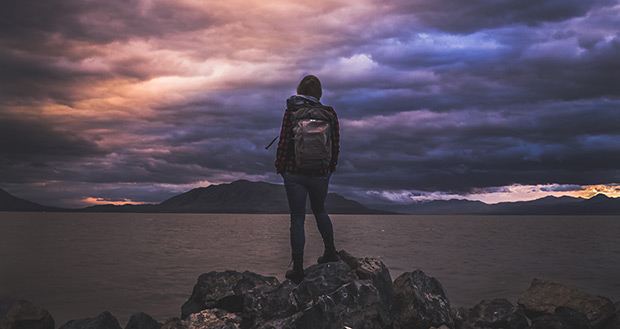 Eine Frau beobachtet ein aufziehendes Gewitter. © unsplash.com