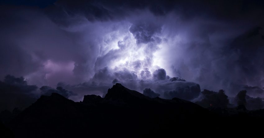 Ein Gewitter mit Blitzen in einem Gebirge.