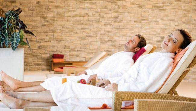 Zwei Personen im Bademantel entspannen in einem Wellnessbereich. © Lebens.Resort Ottenschlag