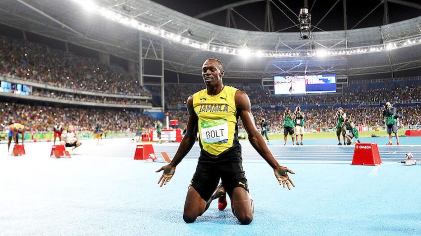 Leichtathlet Usain Bolt kniet am Boden. © Getty