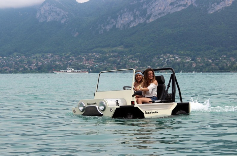 90 km/h auf befestigtem Untergrund und 7 Knoten auf flüssigem Untergrund: Der Mini Moke von Lazareth.© Lazareth