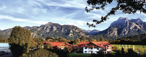 Das familiär geführte Vier-Sterne-Hotel Sommer liegt eingebettet zwischen dem malerischen Forggensee und den Allgäuer Alpen, eine der beliebtesten Wanderregionen Deutschlands. © Hotel Sommer